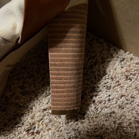 Mea Shadow heels.  Brand new, Size 9 cushion foot/toe support. Beautiful - Picture 4 of 4